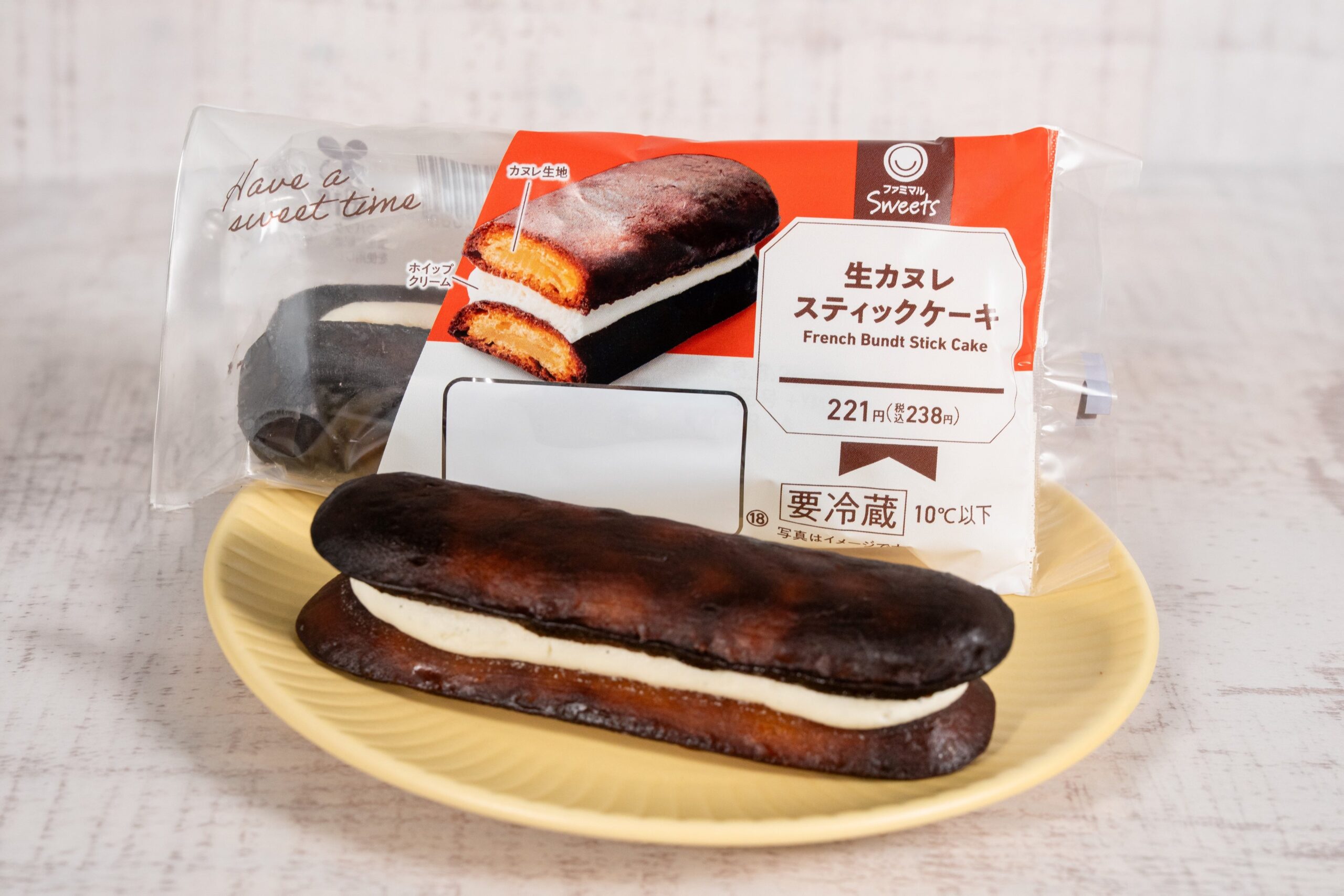 【9/8発売】ファミマ「生カヌレスティックケーキ」登場、累計940万食の「生カヌレケーキ」がスティック×サンド型に 238円