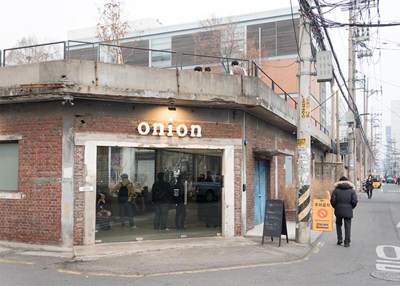 ソウル聖水洞「Cafe Onion(カフェオニオン)」とは？ 70年代の元工場を改装したベーカリーカフェ、聖水駅から徒歩約2分