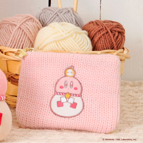 「星のカービィ」おもちカービィの刺繡が入った、ピンクのニットの「おもちあみあみポーチ」