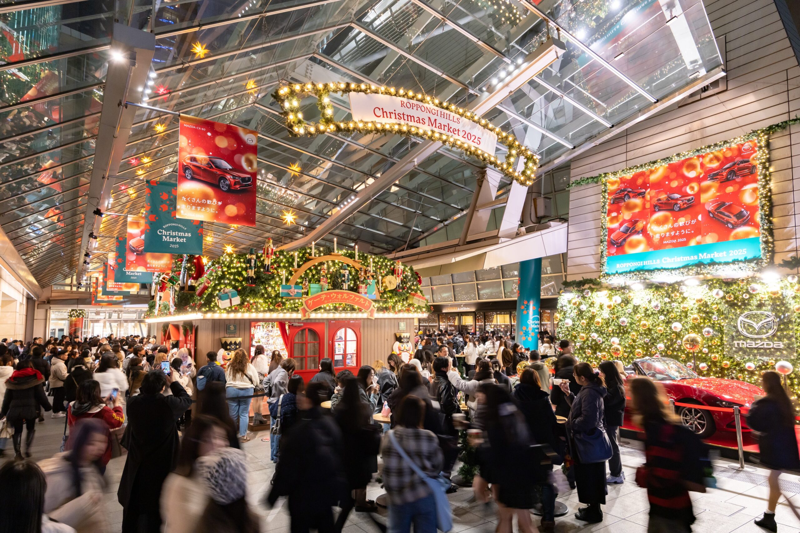 六本木ヒルズ「クリスマスマーケット」の大屋根プラザに人が集まる様子(2025年開催時)
