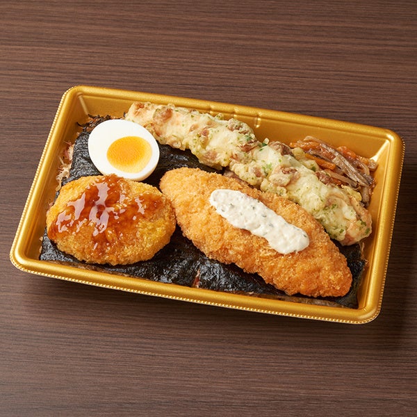 「ファミマ・ザ・海苔弁当」の商品写真。ちくわの磯辺揚げ、白身魚フライ、コロッケ、ゆで玉子が、海苔を敷いたごはんにのっている