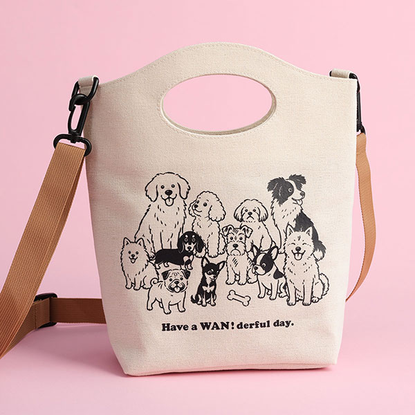 「いぬの日おさんぽバッグ」の裏面。たくさんのわんちゃんが集まったイラストと「Have a WAN!derful day.」の文字
